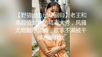 红蚊帐主题情趣套房TP壮实小伙和爱美的骚货女友开房做爱前不停化妆