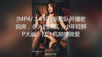 跟随偷窥跟男友坐地铁的眼镜美女 想到这么清纯的妹子 出门居然不穿内内 旁边大哥有没有闻到骚味