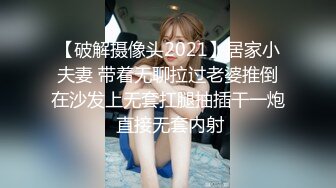 妹子边晾衣服边跟人视频聊天露出奶子