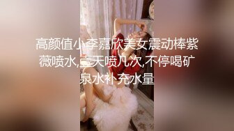 04年职校嫩妹、发育的还不错、衣服都不脱了，拉进厕所调教一番！