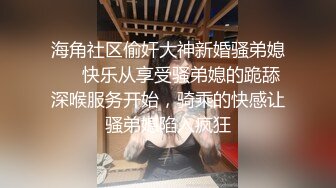 金发女郎做了一个深口交，然后站起来后入式，并得到了鞭子。