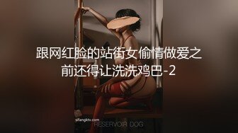 脱掉衣服手上花臂纹身，蹲着口交沙发上被猛操站立后入