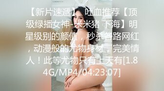 真实兄妹乱伦！30岁哥哥将自己19岁还在读书的妹妹骗上床 教妹妹女上位骑乘 还在学校外的小巷子里让妹妹给自己口