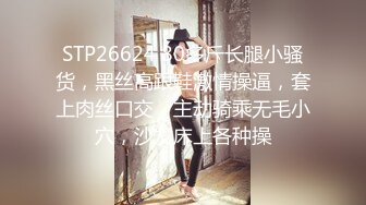 小艾小姐直播自慰不够爽，还要胖哥哥的肉棒无套抽插让她喷水