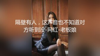 户外少妇勾引路人：怕什么呀帅哥，有人更刺激，他们看到了邀请一起来操我