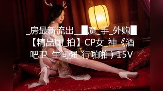 眼镜小萌妹坚挺白嫩美乳，拨开内裤掰穴，超级紧致粉嫩，揉捏奶子给你们看逼逼