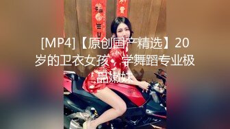 女人骚起来可以做男人不敢做的事情 我们要硬的 已经硬了 五个美眉居然扒男子内内 哥们快哭了 是性福吗