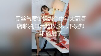 她安静的坐在椅子上唯美的展示自己的身体