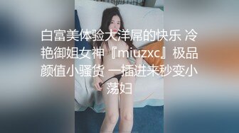 两个颜值不错的小姑娘加上一位好大哥，双头道具插逼诱惑，揉奶玩逼道具扩阴器，淫声荡语