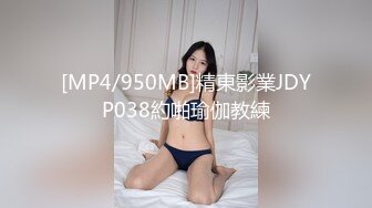 十二月最新流出❤️大神潜入温泉洗浴会所更衣室偷拍美女换衣服打电话的苗条美女