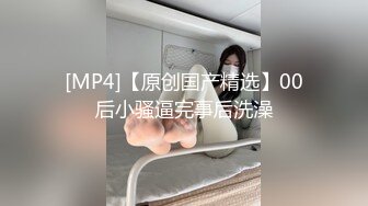 偷窥极品美妇围着浴巾在客厅化妆吃饭露奶子