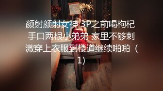 马尾小姐姐就是吸引人啊，牛仔裤裹胸衣，性感极品 对话美女逗的很高兴，光滑黑丝迎合抽插啪啪猛力碰撞