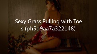 Sexy Grass Pulling with Toes (ph5d9aa7a322148)