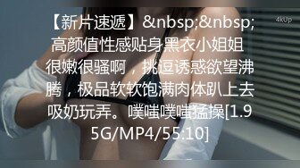 逆天爆乳姐妹户外勾搭陌生人到山上在建的小石屋啪啪有个穿迷彩服的估计是个护林员