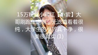 媳妇：我不会戴避孕套，我下面干的   老公：来 我教你，看到没，往下滚就行了，没事这有油。淫声响彻房间，骚啊！