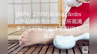 ★☆【高质量技师】★☆接连两个美女技师，骑在身上按摩，抓着奶子随便摸，掏出吊给打飞机