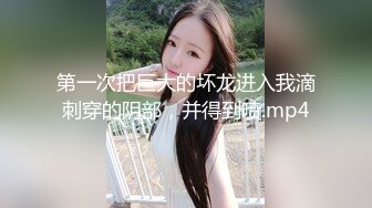 哥哥在外工作，我在家里玩弄嫂子。小侄子在客厅玩吃鸡游戏，我也让他妈妈吃我的鸡，后入时还要问嫂子，我哥操的爽，还是我这个弟弟操的爽