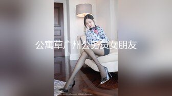 超棒美女3P淫乱盛宴 享受后入的同时当然嘴里也不能闲着啦，说这个姿势是涨的我满满的，身上麻