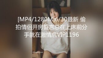 全网独家乐橙酒店私享台偷拍 文艺青年撸管等眼镜女友来啪啪妹子好奇的研究男友的放在桌子上的飞机杯