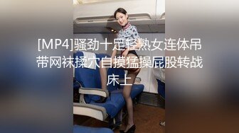 [MP4/ 608M] 四十多歲女人最臊了,中年夫妻下海啪啪,老娘們真會玩,聽指揮玩弄肥B