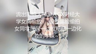 男：过来过来，嘴张开，张开张开。   精神小妹女：我怕吃到喉咙里去，吼吼吼！