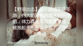 YC商场抄底两个jk制服装绝色小女神,粉内裤前后都被淫液浸湿了