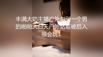 最新全镜偷窥黑白格子短裤少妇嘘嘘