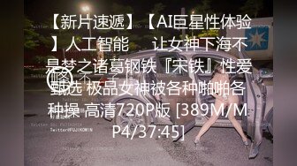 [MP4/ 984M] 人妻榨汁机跟两个年轻小哥激情3P给狼友看，淫乱的房间被两个小哥各种玩弄，揉奶玩逼道具玩弄