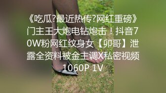 开档牛仔裤清纯又骚美女和男友居家操逼舔屌吸吮口活很棒