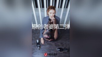 商场厕所偷拍牛仔裤美女边玩手机边拉屎