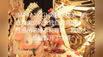 逮着了中国石化的妹妹去厕所，正好有机会紧跟其后进去拍了小淫穴，泡她还不容易~~