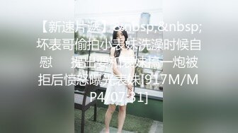 大佬躲在女厕左右逢源偷拍来尿尿的女生,还趁女生玩手机的时候直接怼着逼拍