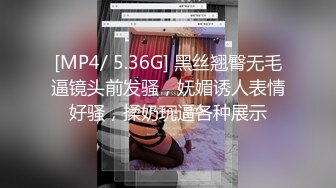 奶茶店女厕白短衫牛仔裤清秀小妹,两片红嫩的微毛鸡冠唇真想蹭蹭[