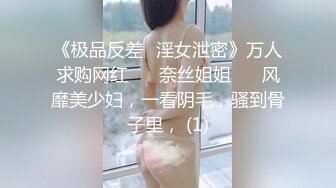 《最新流出重金购买》百变COSER萝莉网红嫩妹【萨拉】私拍，原始异国性情调之两个男仆来伺候她，无套中出内射