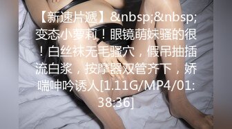 牛B小伙子偷拍服务员上厕所,还对着她打飞机