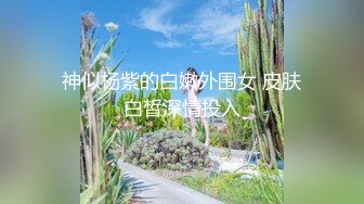 这年轻的小妹原来是个小奶妈，镜头前发骚揉奶玩逼，特写展示给狼友看，奶子好性感自己躺着就流奶水真想舔她