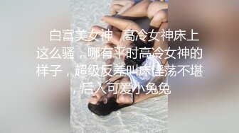 连体胶皮衣沙发上爱抚