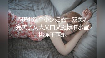 爆乳美女身材完美开档丝袜，柔软大奶子一直晃，浴室湿身翘起极品肥臀