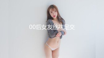 闷骚的颜值小骚货约啪附近大哥，人美又骚深喉大鸡巴，让大哥无套抽插，多体位蹂躏爆草干出白浆，口爆吞精