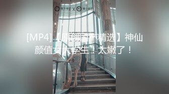 小骚妈和干儿子劲头上来是真上啊，扒了裤子就玩逼，主动口活上位，大屁股草着相当得劲，各种体位抽插真骚