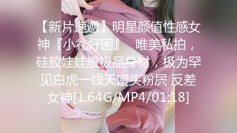 金发女孩手机看累了主动勾引男友拉开裤子拿出几把放嘴里就是吸硬了后入前插一顿操