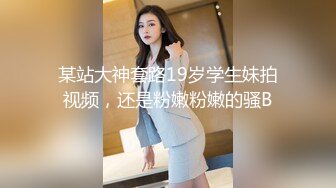 黑丝女友被人压在身下