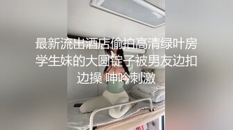 Skylar Vox 回到家在沙发上得到了一些大奶和一个胖屁股